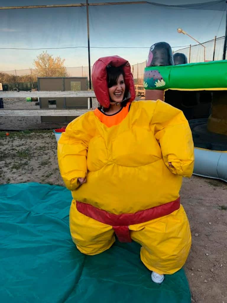 Chica con disfraz de luchador de sumo para Humor Amarillo en Logroño