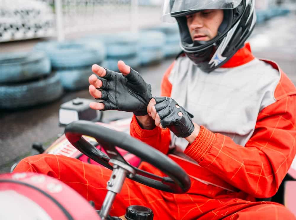 Piloto en Karting de Logroño ajustándose los guantes