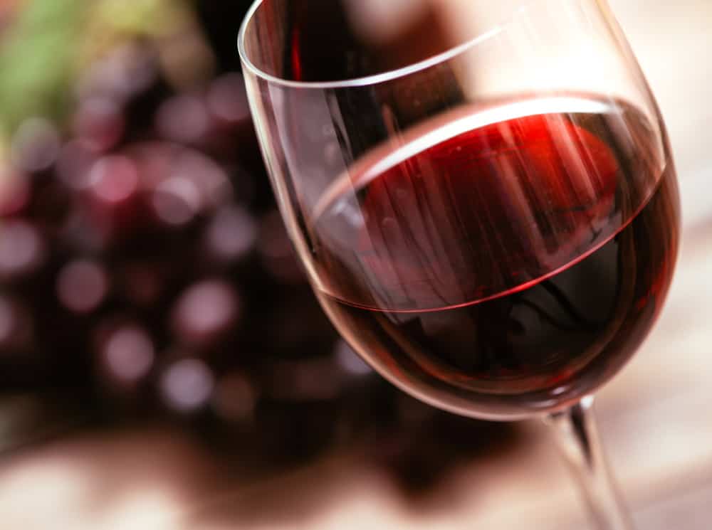 Copa de vino tinto en bodega de Logroño para despedidas