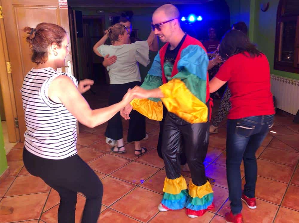 Chicos y chicas bailando en restaurante para despedidas en Logroño