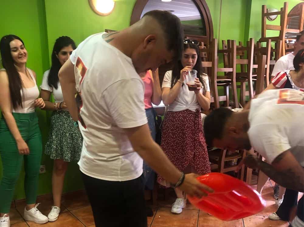 Grupo de jóvenes divirtiéndose en restaurante para despedidas en Logroño